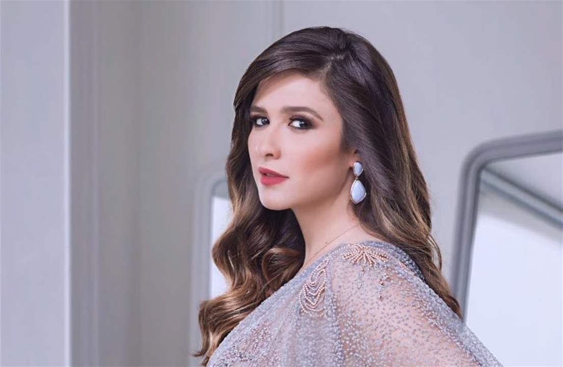 ياسمين عبد العزيز تفاجئ الجمهور وتطل بالحجاب