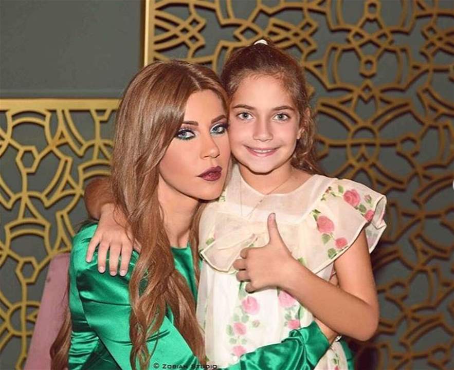 أحدث ظهور لابنة كارلا حداد.. بدت نسخة مصغرة عن والدتها