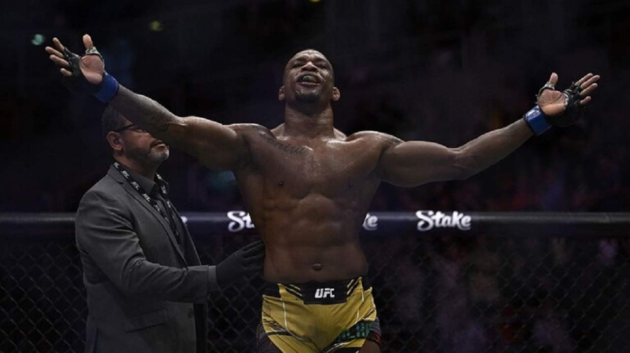 فيديو - البرازيلي يخنق منافسه بطريقة مذهلة ويُخضعه