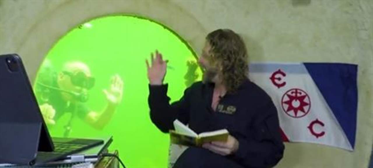  بالفيديو.. باحث يسجل رقما قياسيا للعيش تحت الماء! 