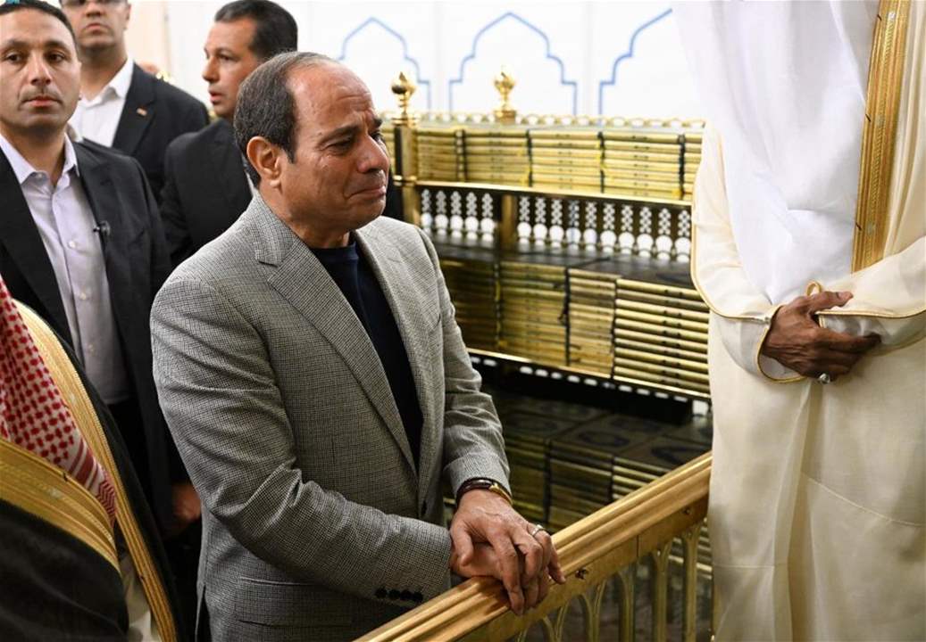  السيسي يؤدي مناسك العمرة ويبكي أمام "قبر الرسول" !