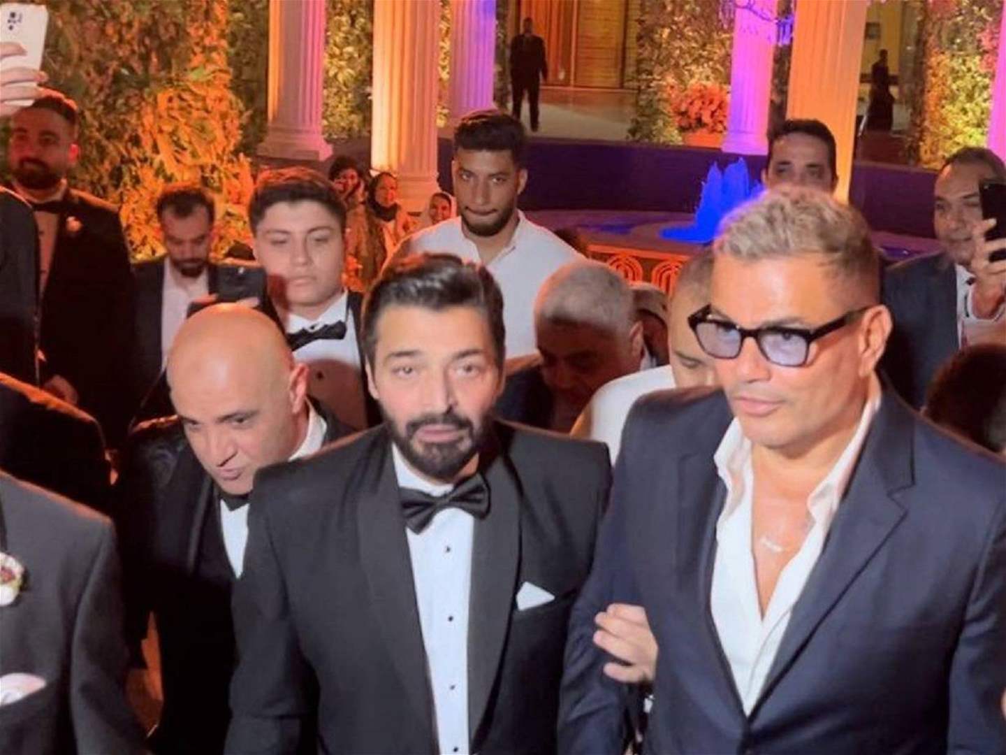 عمرو دياب يضـرب معجب حاول التقاط صورة معه في حفل زفاف ابنة حميد الشاعري 