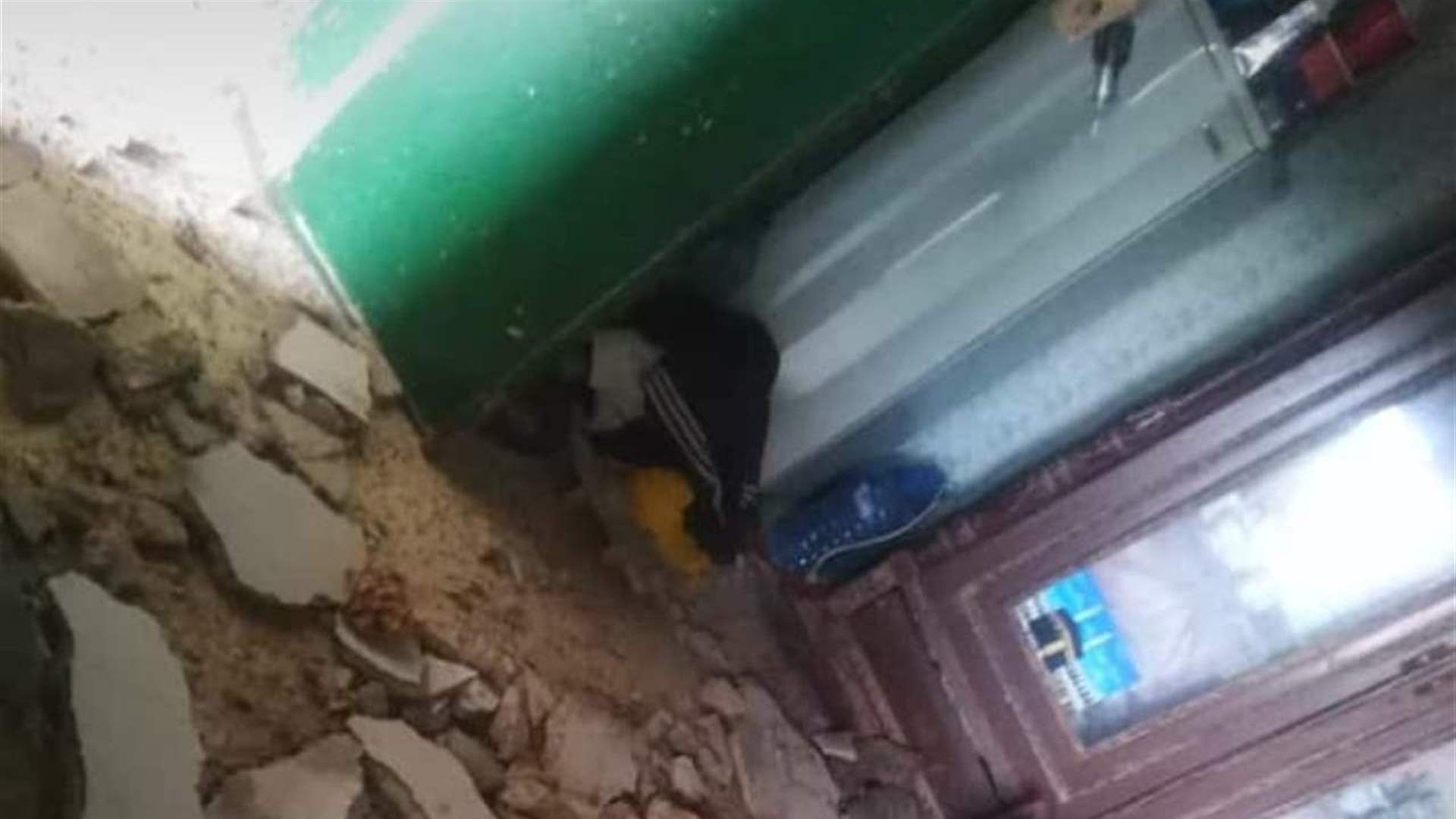 بالصور- إنهيار جدران منزل في منطقة بزال العكارية