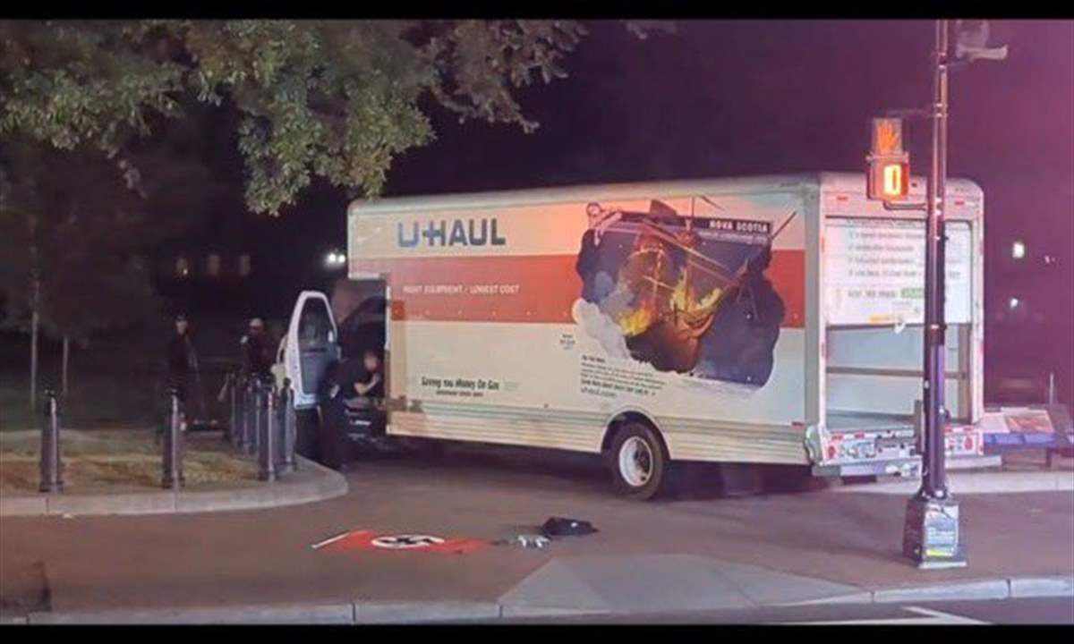 بالفيديو ـ اصطدام شاحنة بحواجز قرب البيت الأبيض واحتجاز السائق