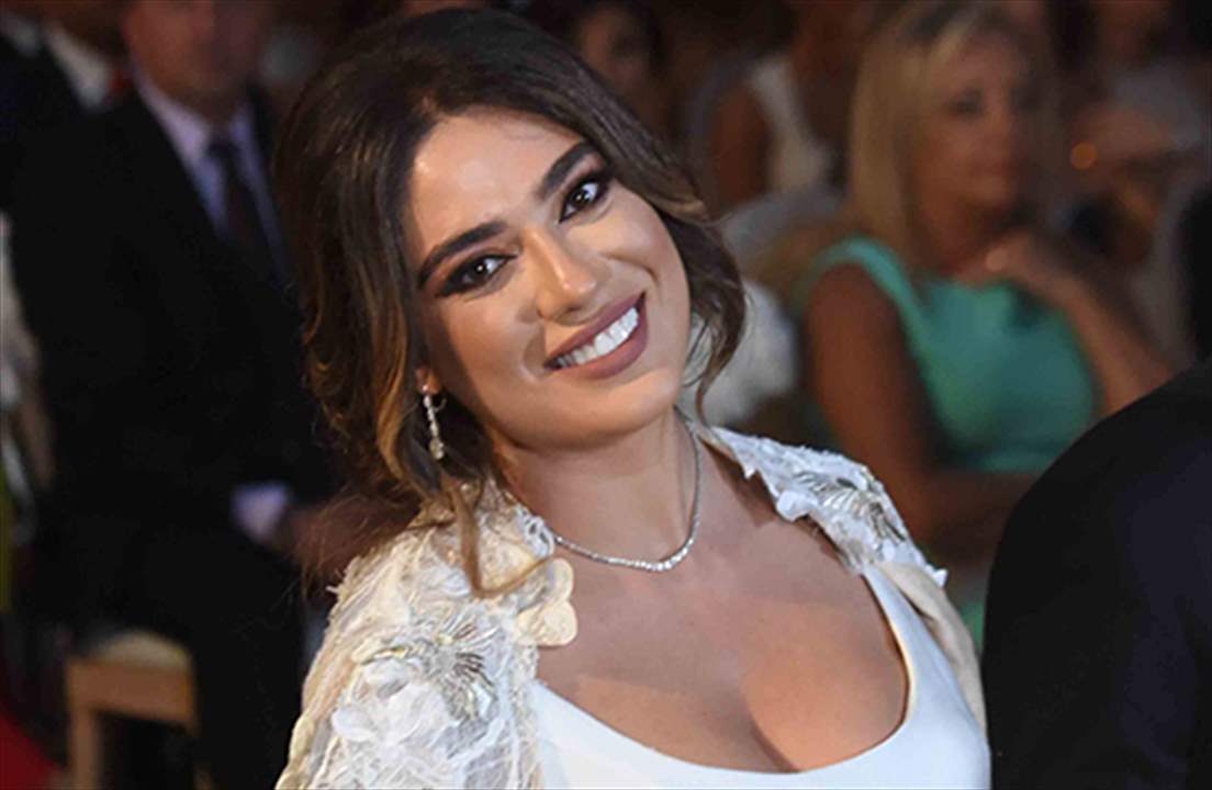 ملكة جمال لبنان السابقة تعلق على حادثة شاطئ صيدا بطريقة غير مباشرة.. هذا ما قامت به