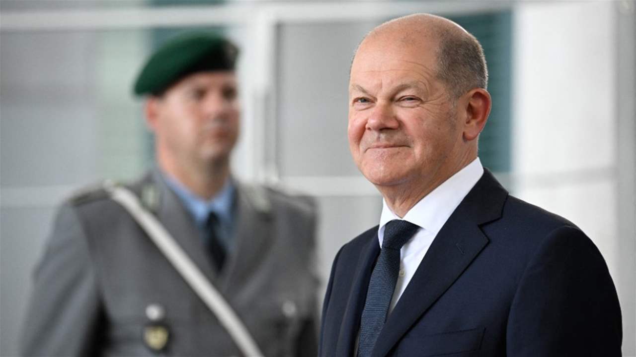   قاد سيارته وخرق أمن الحماية الشخصية ... "مجهول" يحتضن المستشار الألماني في مطار فرانكفورت