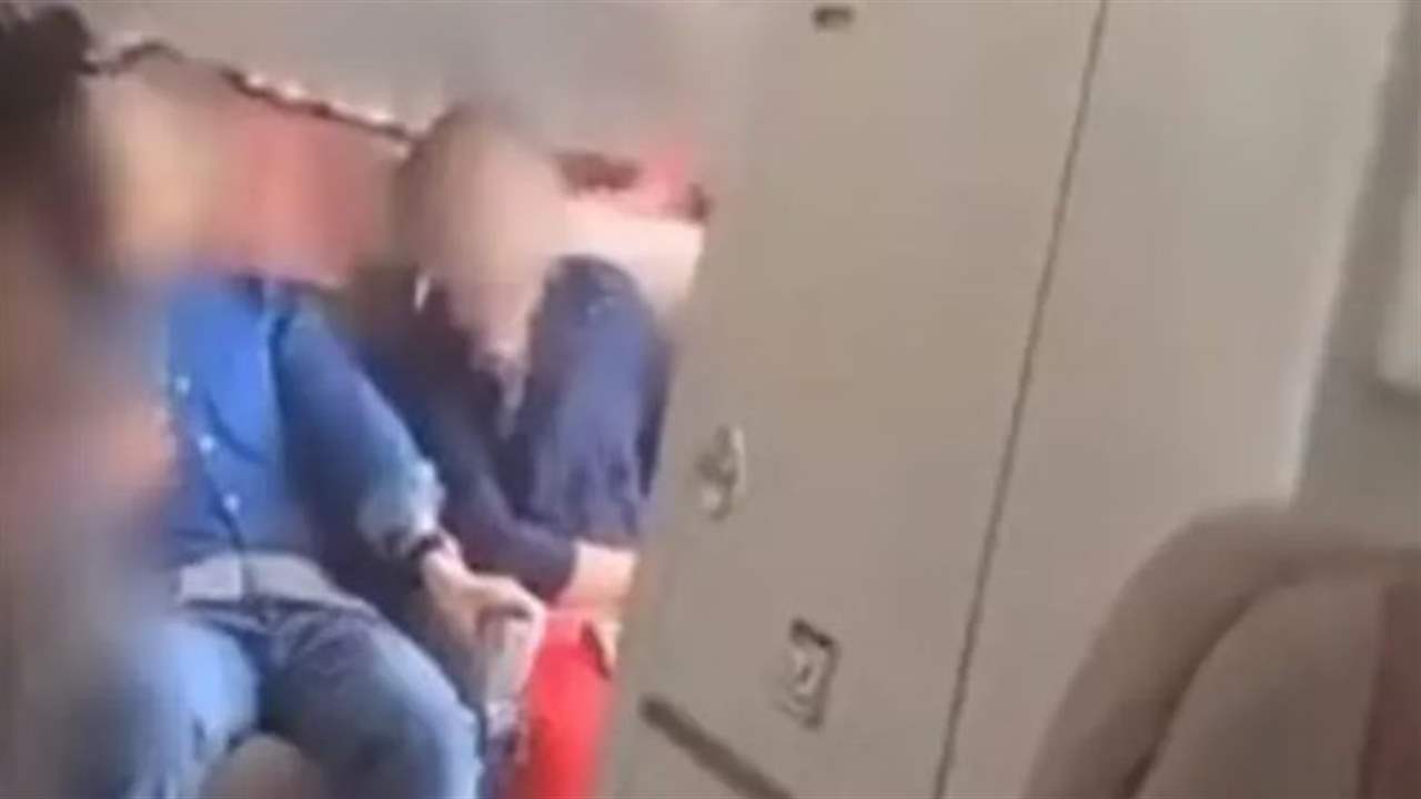 رجل الطائرة الذي بث الرعب بالركاب يفجر مفاجأة عن فتح الباب