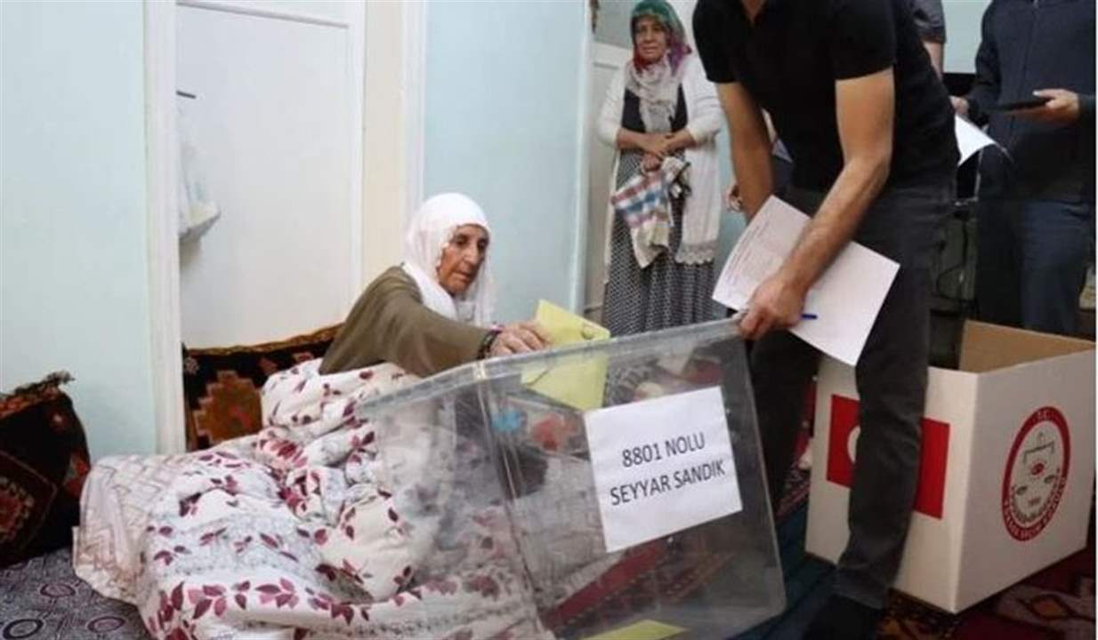  الانتخابات الرئاسية التركية .. من لا يستطيع الذهاب إلى مراكز الاقتراع يصله &quot;الصندوق المتنقل&quot; إلى منزله !
