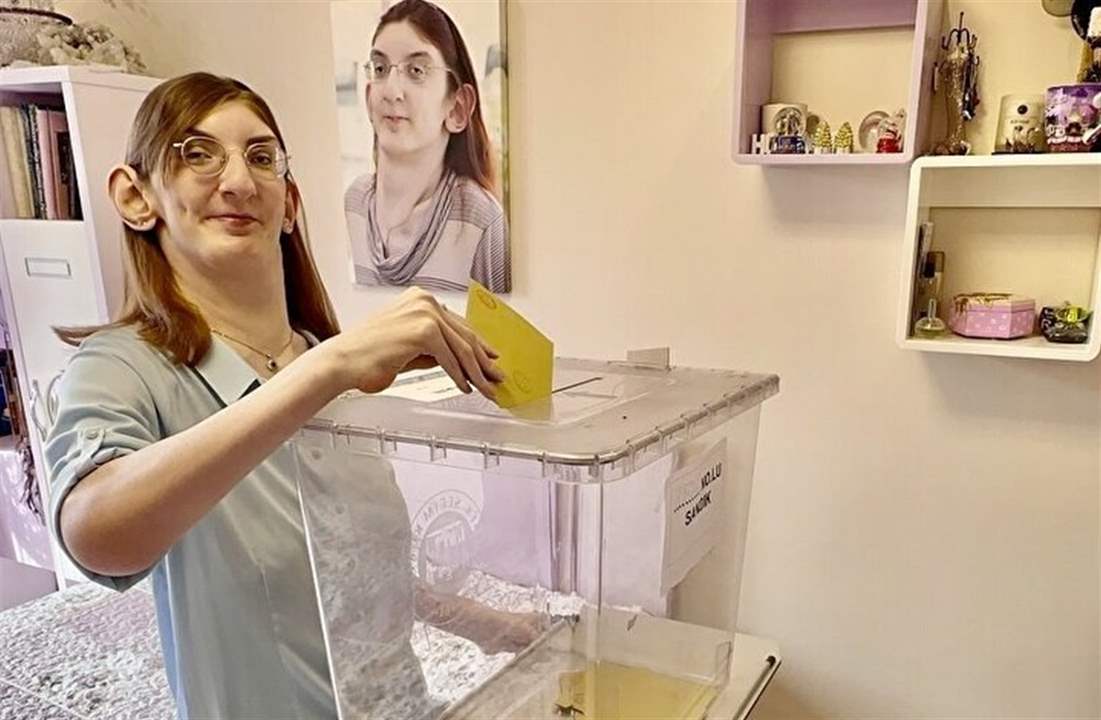 بالصور ـ أطول امرأة بالعالم تظهر في الجولة الثانية من الانتخابات الرئاسية التركية !