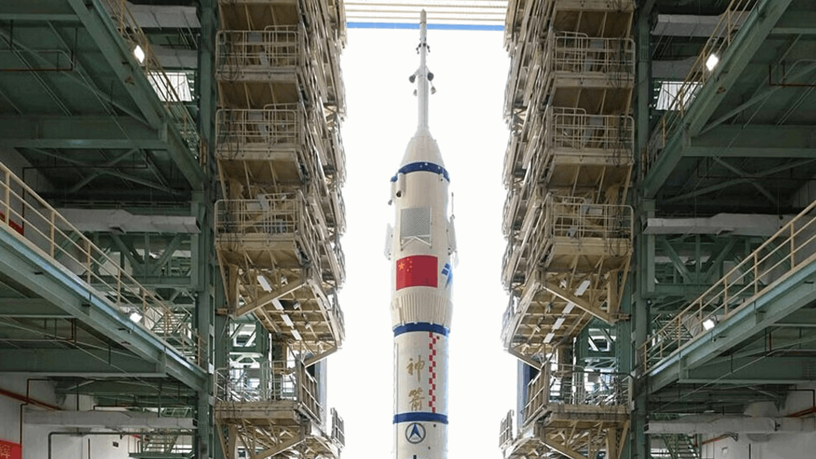 الصين ترسل غداً أول رائد مدني إلى الفضاء !