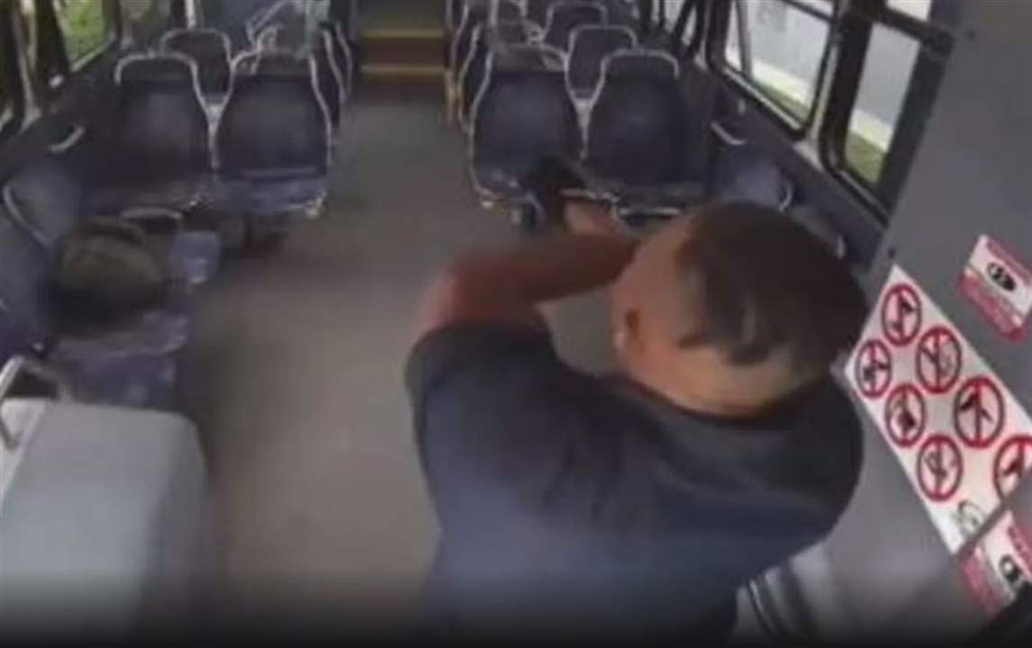بالفيديو - سائق يتبادل اطلاق النار مع راكب داخل حافلته