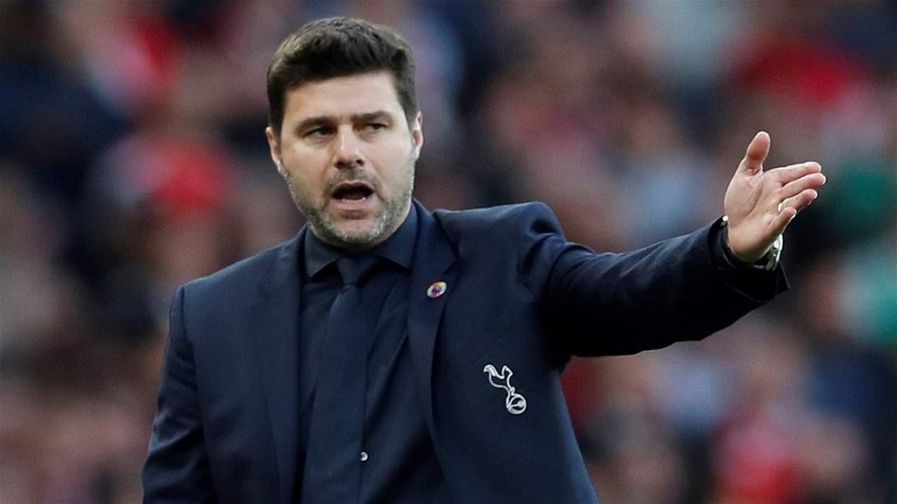 فيديو - مشجعو توتنهام يحرقون كتاب مدربهم السابق وهذا هو السبب