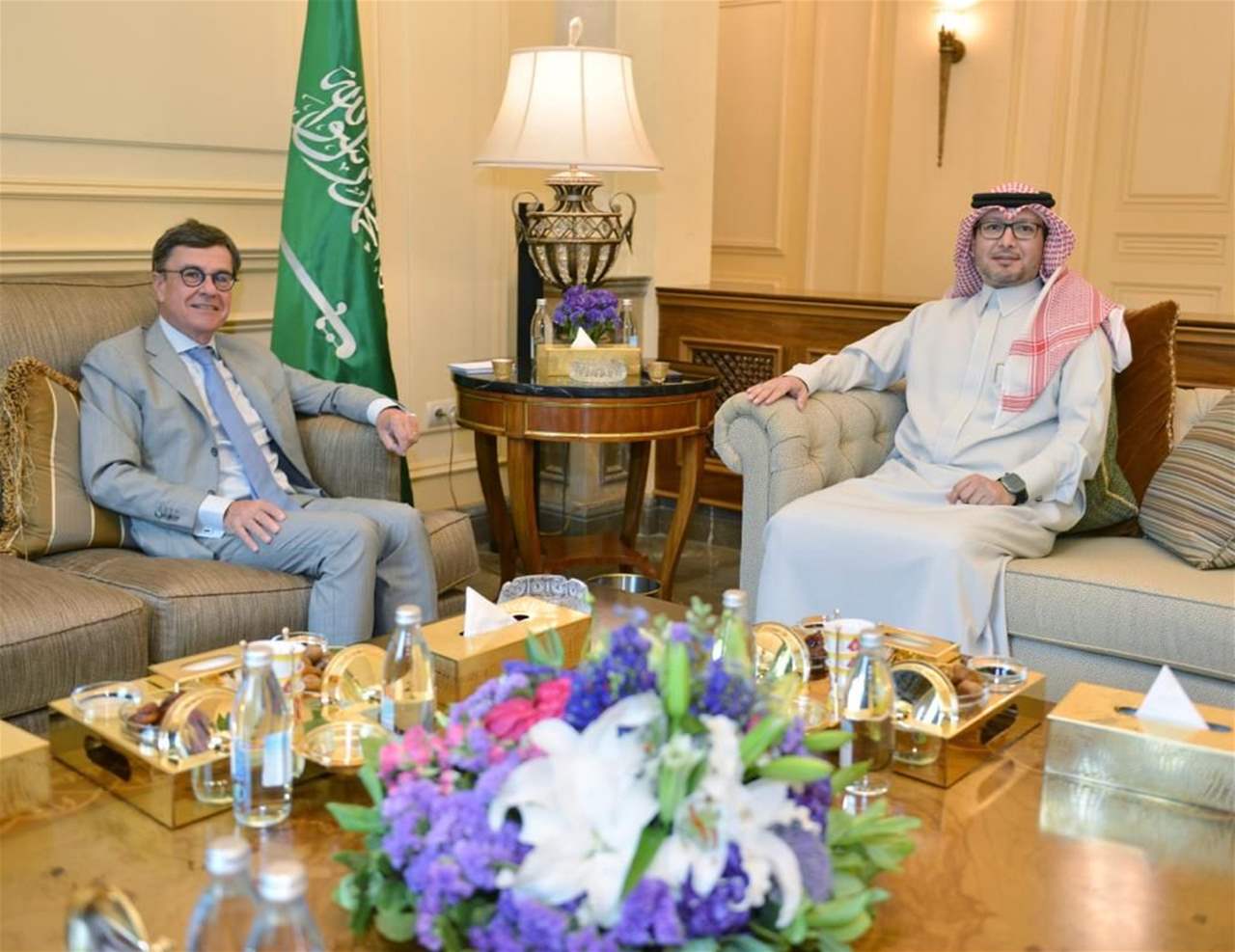    السفير السعودي وليد البخاري يستقبل نظيره البلجيكي ويستعرض معه آخر التطورات في لبنان 