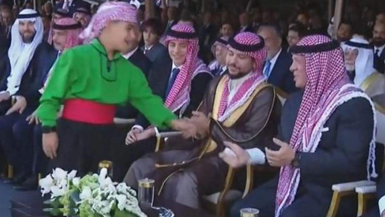 الزفاف الملكي.. الكشف عن محتوى ورقة سلمها طفل للعاهل الأردني