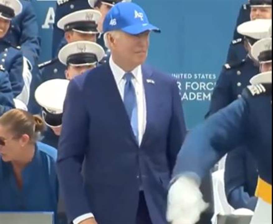 بالفيديو - الرئيس الأميركي جو بايدن يسقط على خشبة المسرح!