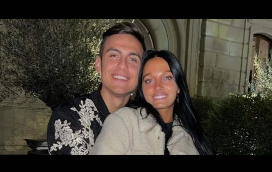 صديقة باولو ديبالا تتغنى به على وسائل التواصل