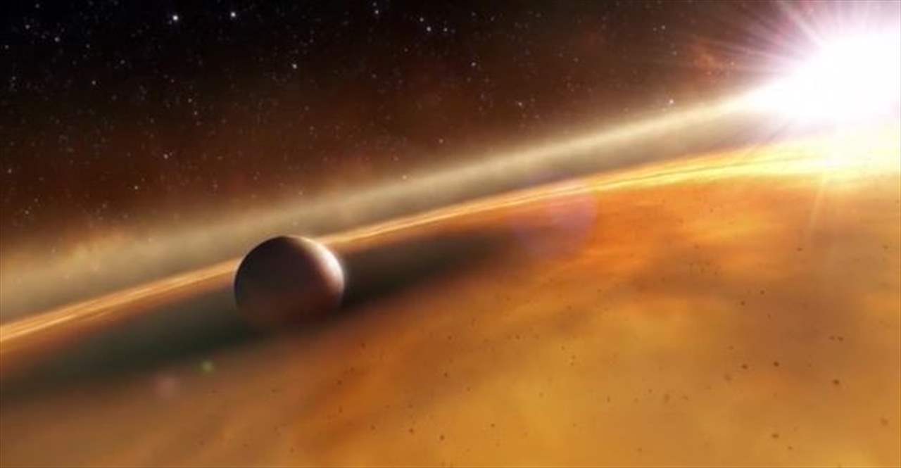 ما هو الجسم الغريب الذي يدور حول الأرض؟