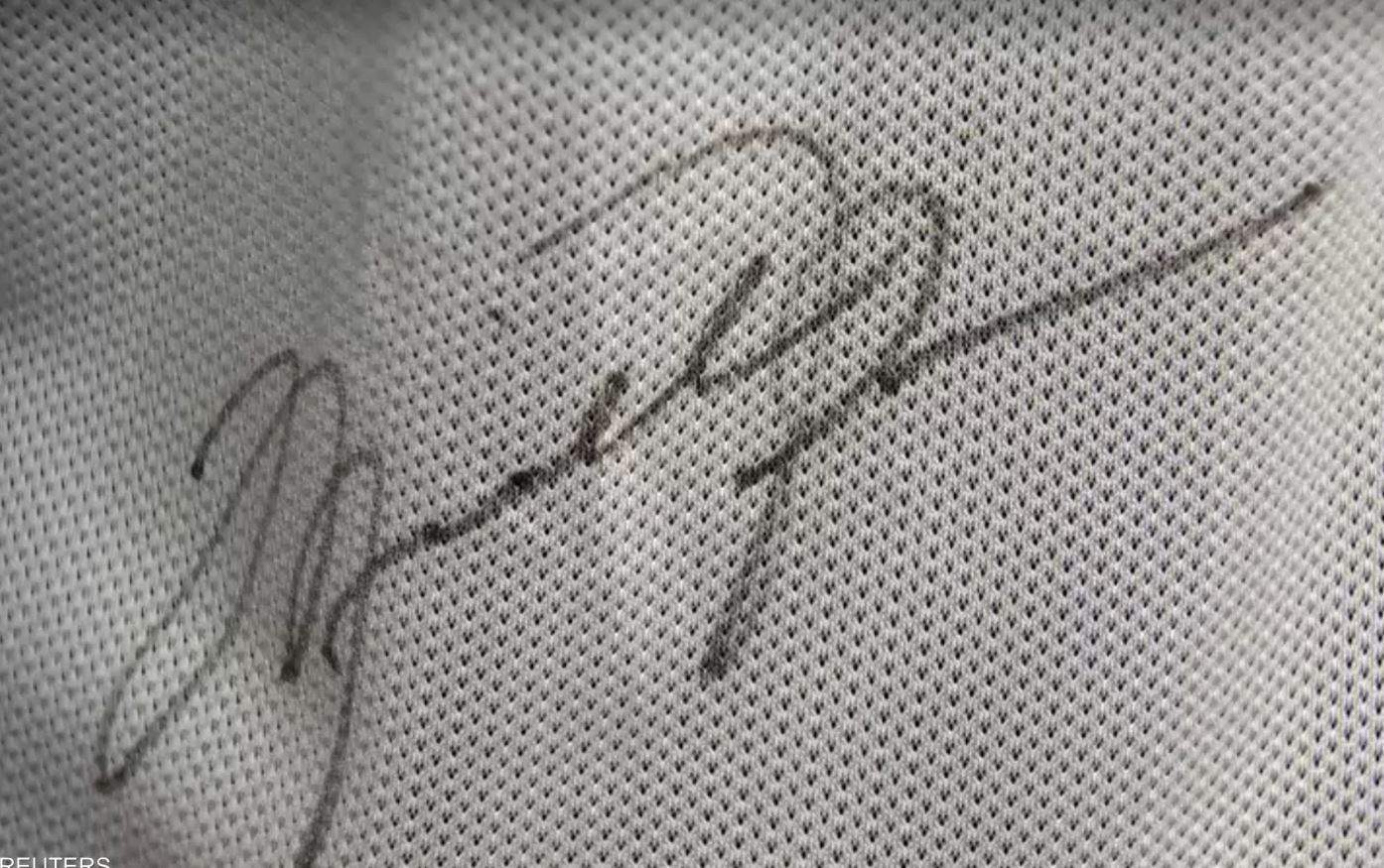 بـ600 ألف دولار فقط.. قميص ملطخ بعرق مايكل جوردان في مزاد!