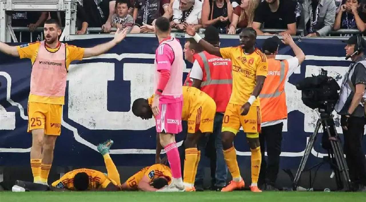 فيديو - مُشجع يقتحم الملعب ويعتدي على مُسجّل الهدف