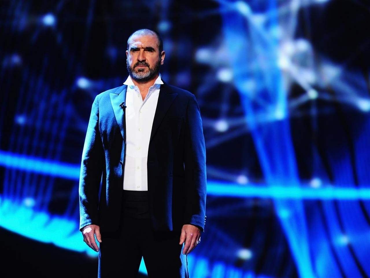 بعد نجومية كرة القدم والتمثيل .. إيريك كانتونا مُطرباً