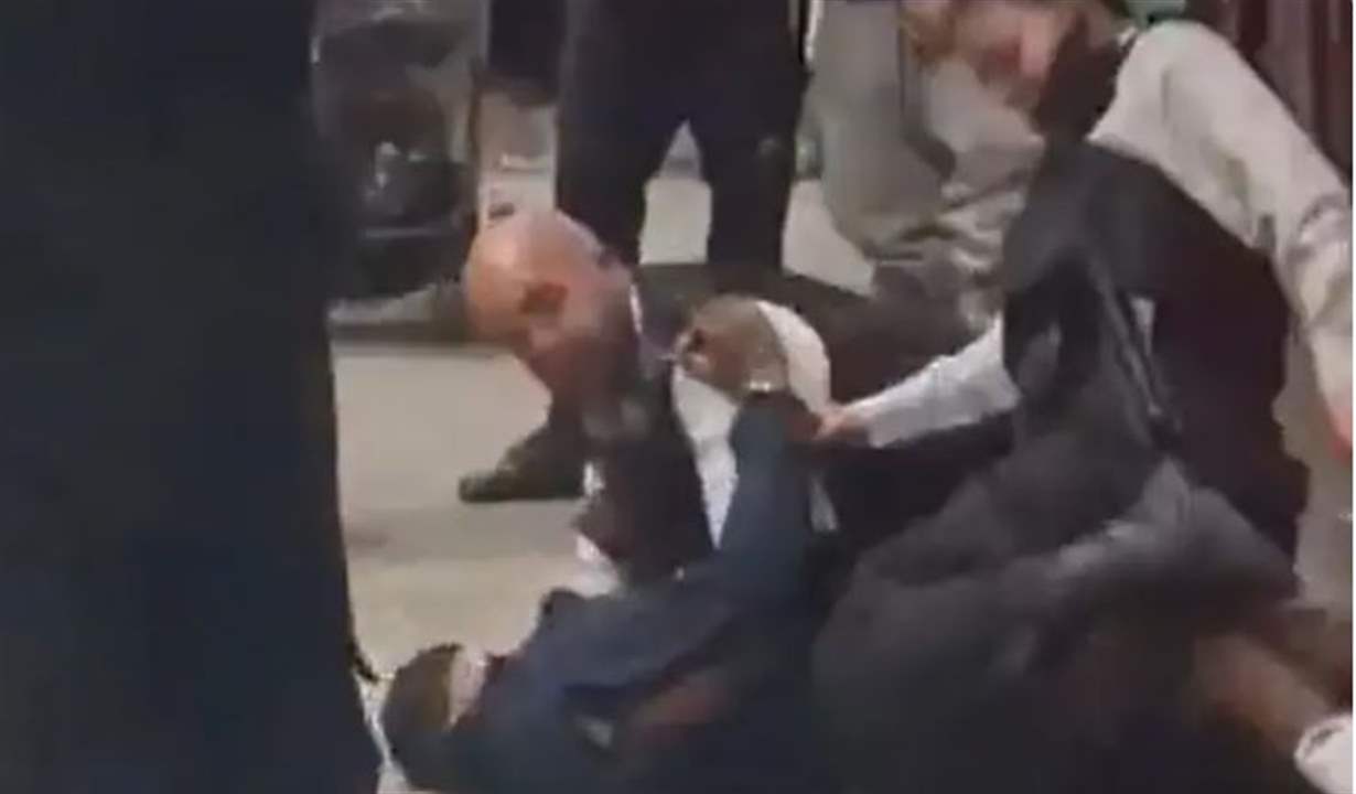 مواجهة ساخنة بين الشرطة وشابين يثير الجدل في بريطانيا!