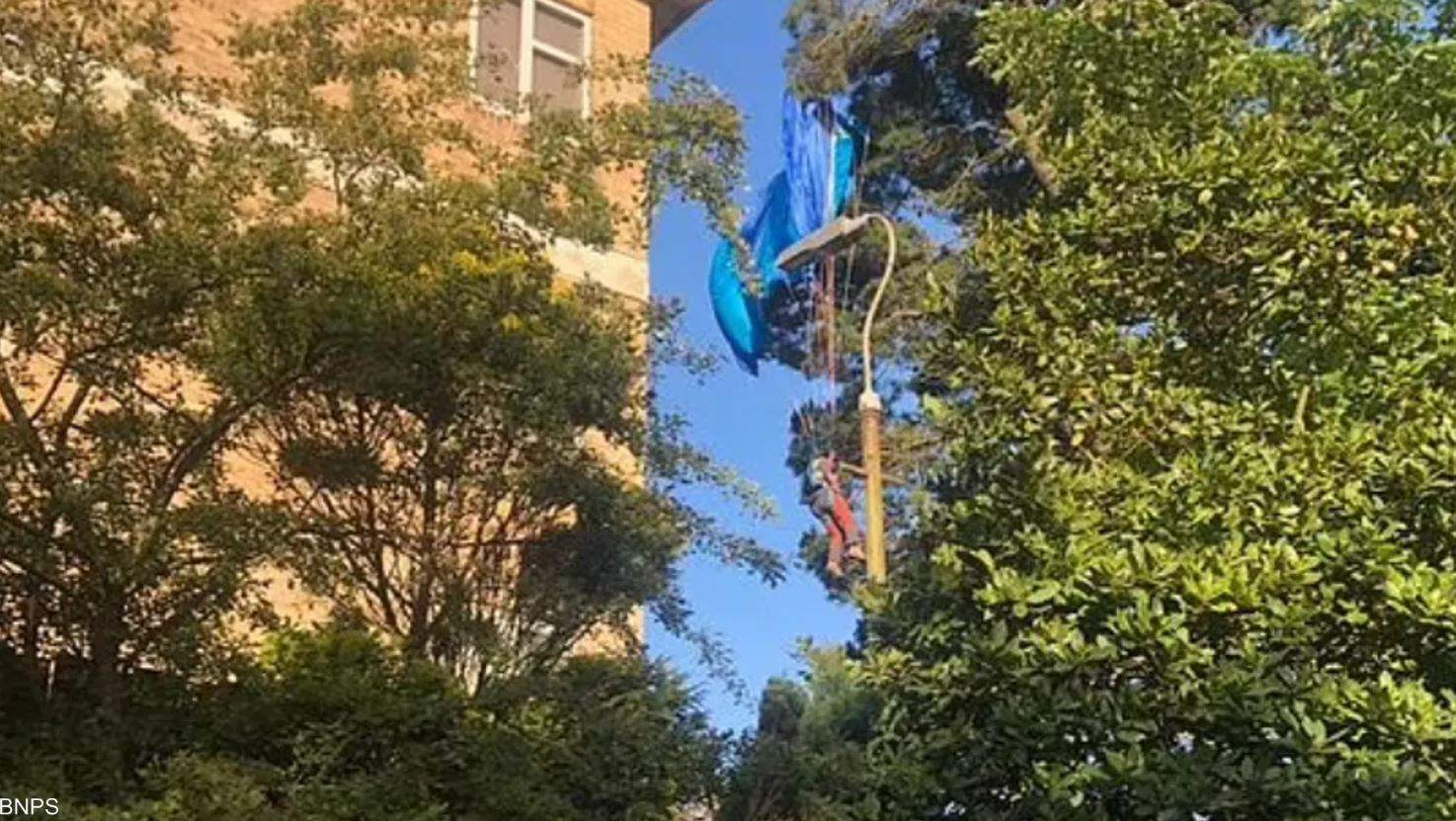 مغامر يقع في مأزق بعد "قفزة متهورة".. والمطافئ تنقذه