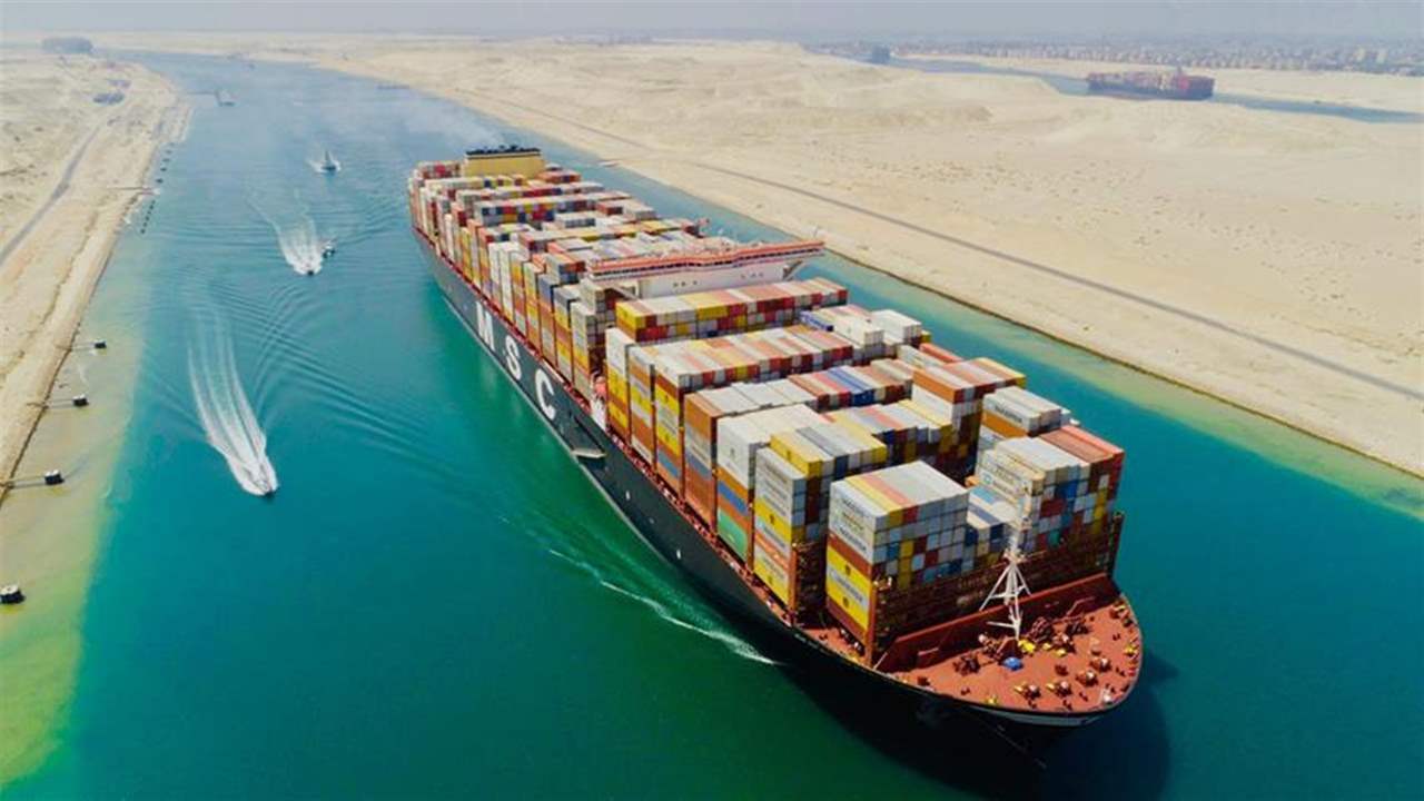 هيئة قناة السويس: انتظام حركة الملاحة في القناة بعد نجاح زوارق القطر في تحريك ناقلة نفط عالقة  
