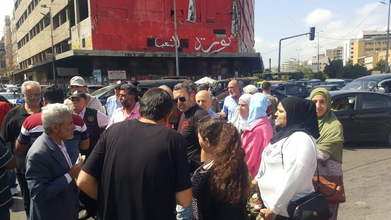  مراسل &quot;الجديد&quot;: أهالي العسكريين بالخدمة الفعلية والمتقاعدين يقطعون الطريق عند ساحة عبد الحميد كرامي في طرابلس
