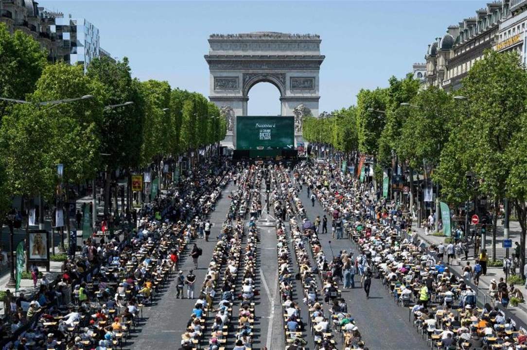 بالفيديو - جادة الشانزليزيه تحتضن أكبر مسابقة للإملاء في العالم
