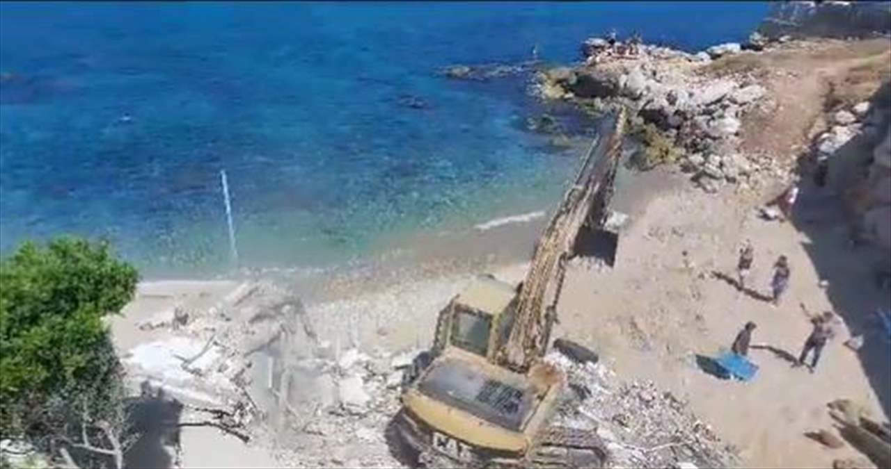 بالفيديو - بعد صدور قرار إزالة التعديات عن شاطئ أبو علي في كفرعبيدا.. عملية التنفيذ بدأت!