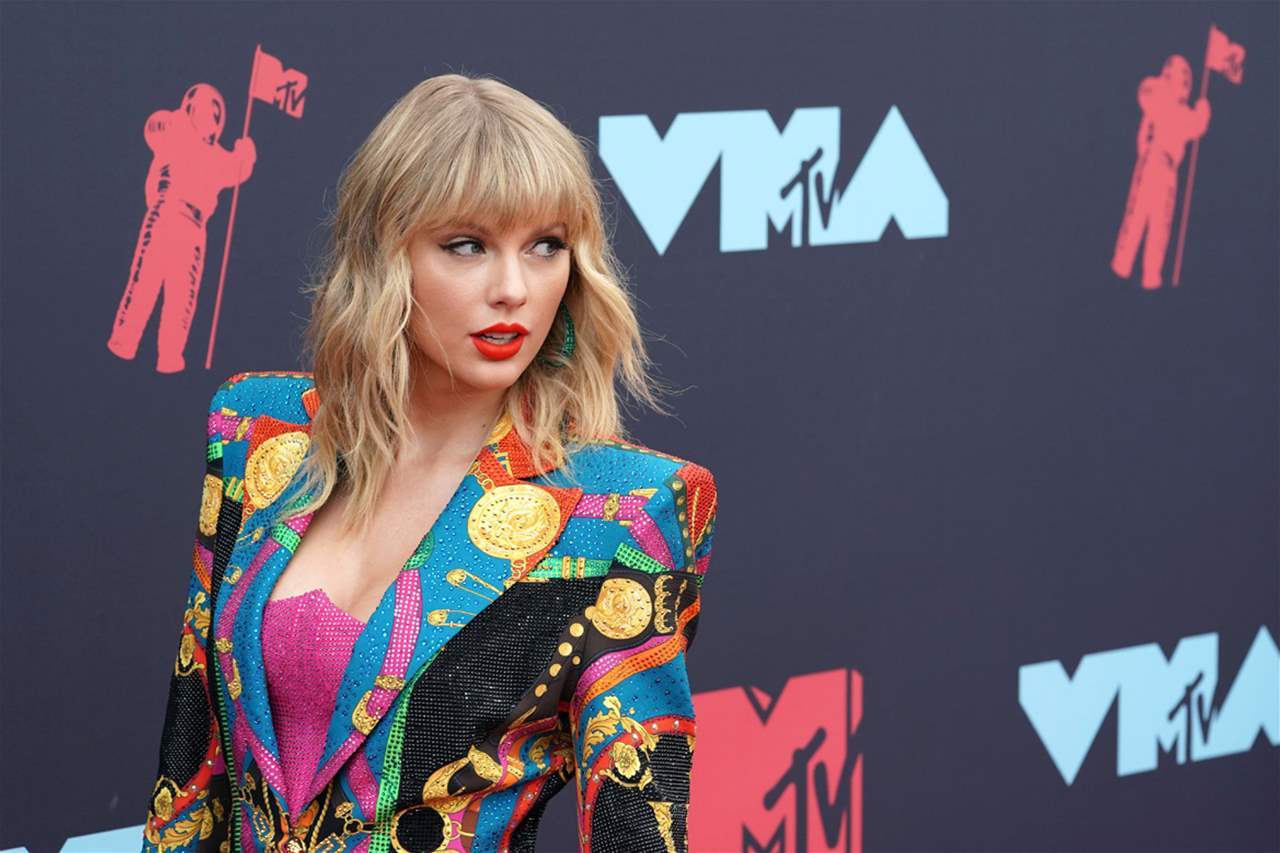 تيلور سويفت تتعرض لموقف محرج على المسرح بسبب حشرة