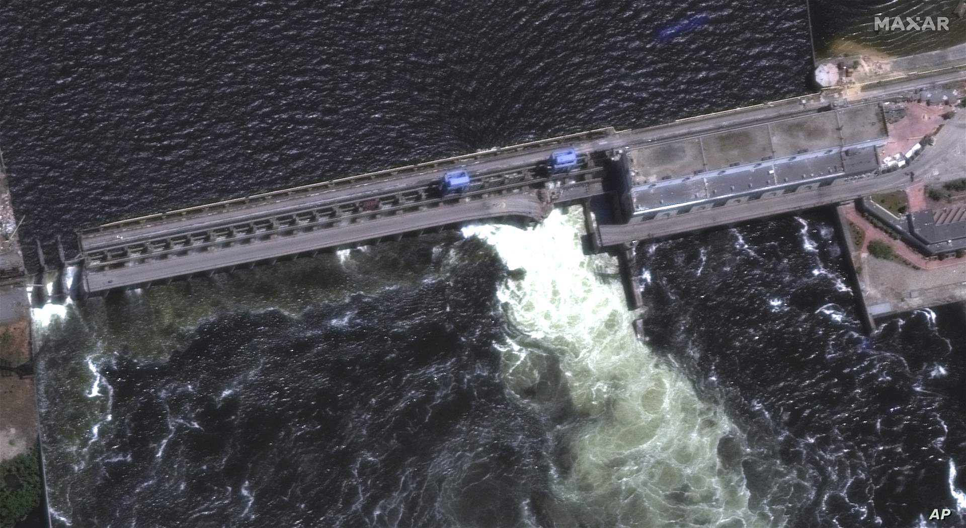 تفجير سد نوفا كاخوفكا في أوكرانيا.. اتهامات متبادلة وحائط صد أمام "كارثة نووية"!