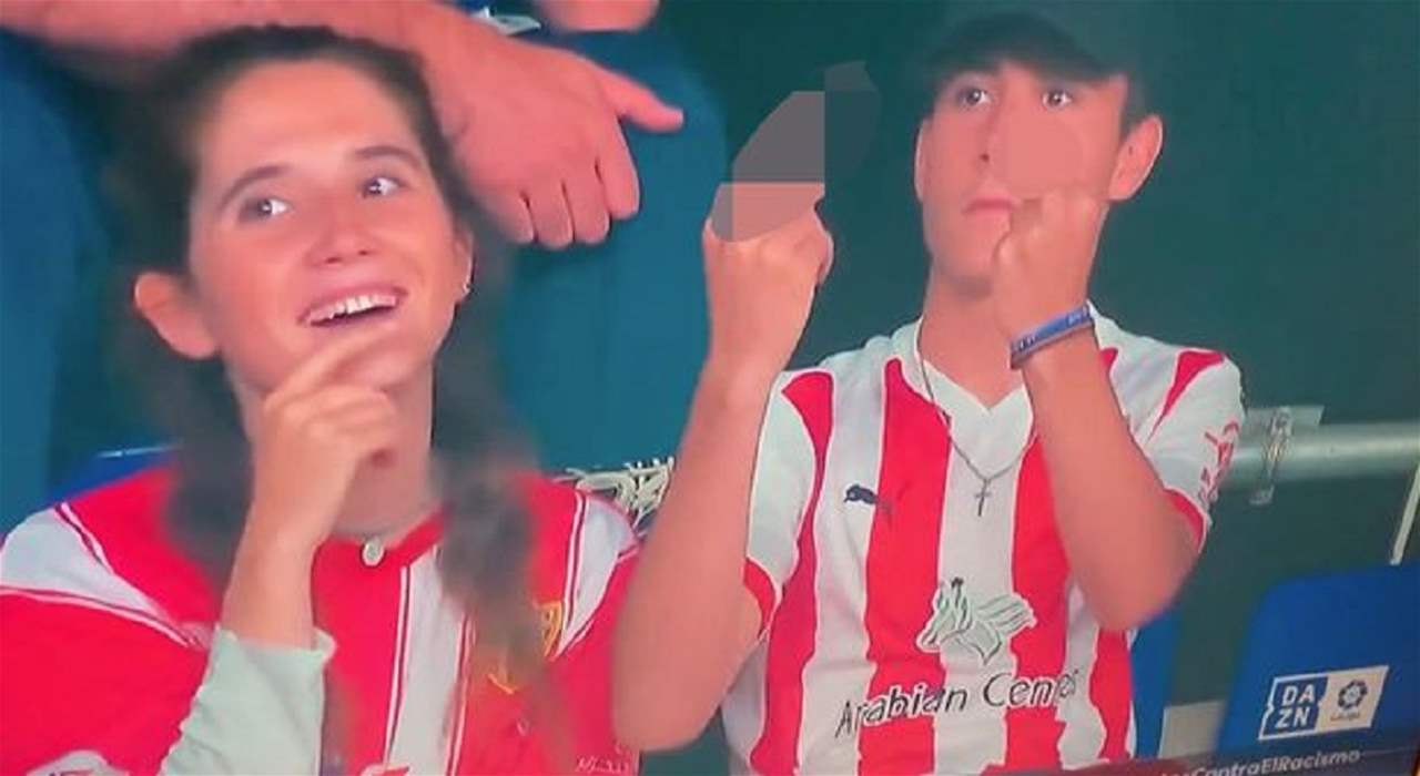 مشجع يرفع إصبعيه الوسطيين خلال "المباشر" فكيف حصل ذلك؟