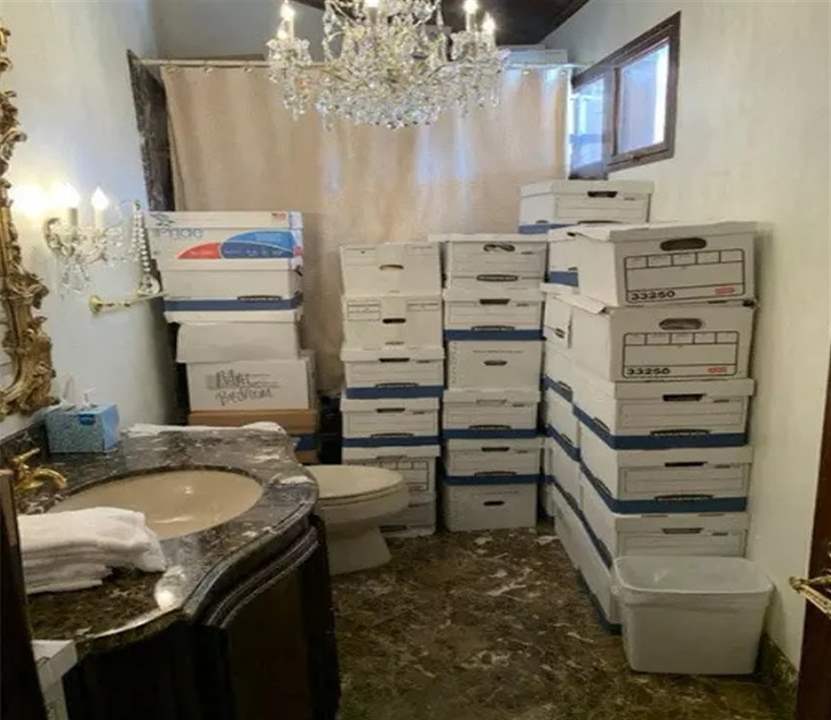 بالصور-  ترامب خزن وثائق سرية بينها أسرار عسكرية ونووية في الحمامات وبأماكن غريبة