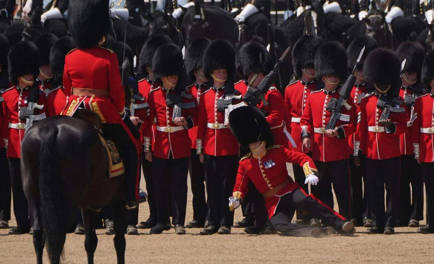 جنود بريطانيون يتعرضون للإغماء أثناء مرور الأمير ويليام
