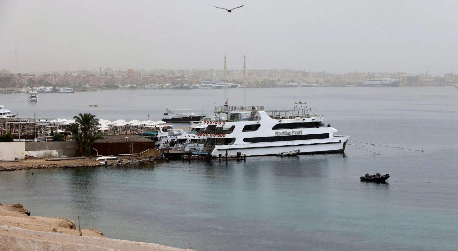 بعد هجوم القرش.. اتجاه لحماية سائحي الغردقة بشباك بحرية