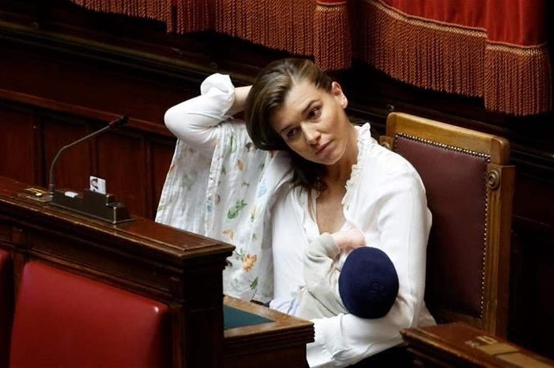 بالفيديو ـ نائبة إيطالية تصبح أول امرأة ترضع طفلها تحت قبة البرلمان !