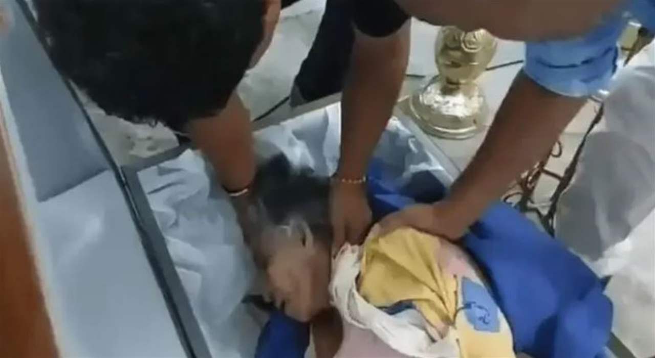 بالفيديو - استفاقت داخل النعش خلال جنازتها!