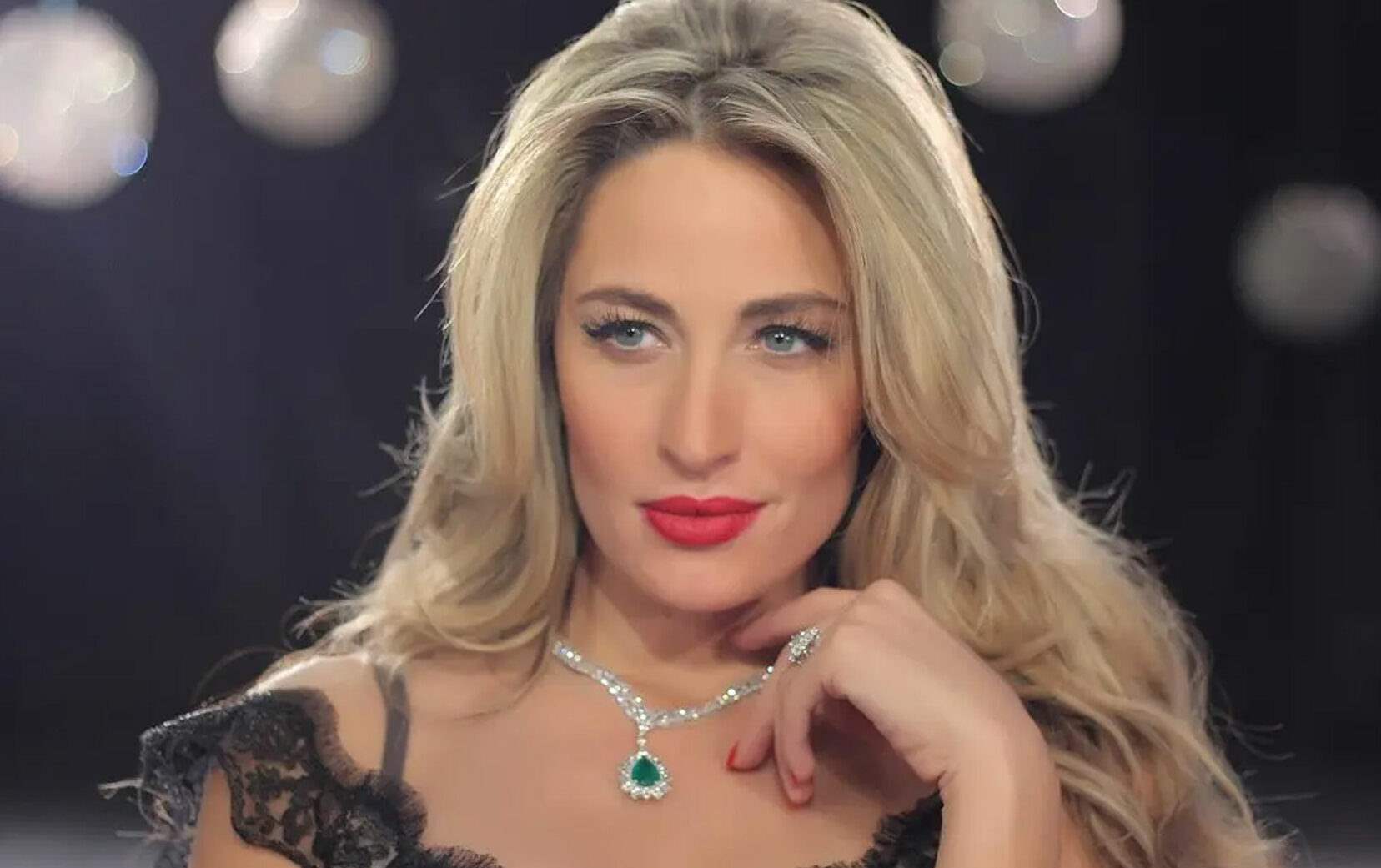 ميرفا القاضي تستمتع بوقتها على البحر