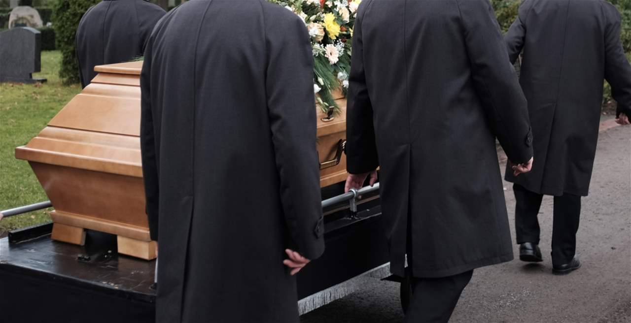 بالفيديو ـ &quot;تيك توكر&quot; بلجيكي يزيّف موته ليعرف من سيكترث له من عائلته.. ويصل إلى جنازته بمروحية !