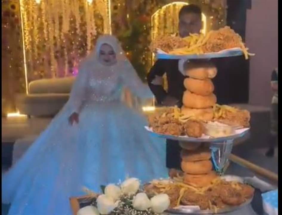 بالفيديو ـ عروسان يستبدلان قالب الحلوى بـ&quot;البروستد&quot; في حفل زفافهما!