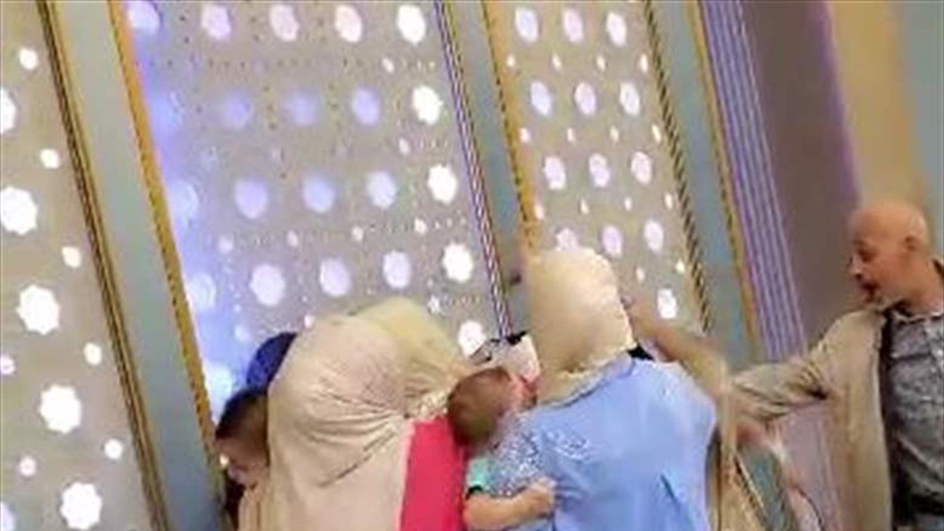  شد للشعر وتبادل اللكمات.. بالفيديو - معركة بين عدد من الأمهات داخل احدى المدارس 