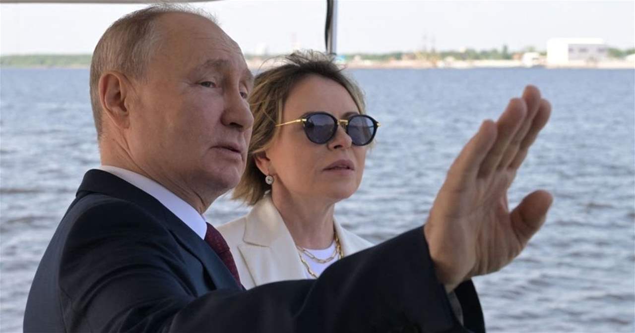 بالفيديو ـ بوتين يُسكت مسؤولة بسبب حديثها خلال عزف النشيد الوطني الروسي !