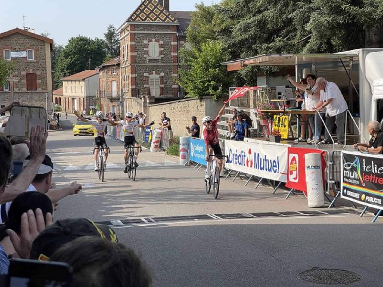 فيديو - لحظة الاحتفال تسلل من وراءهما وفاز بالسباق