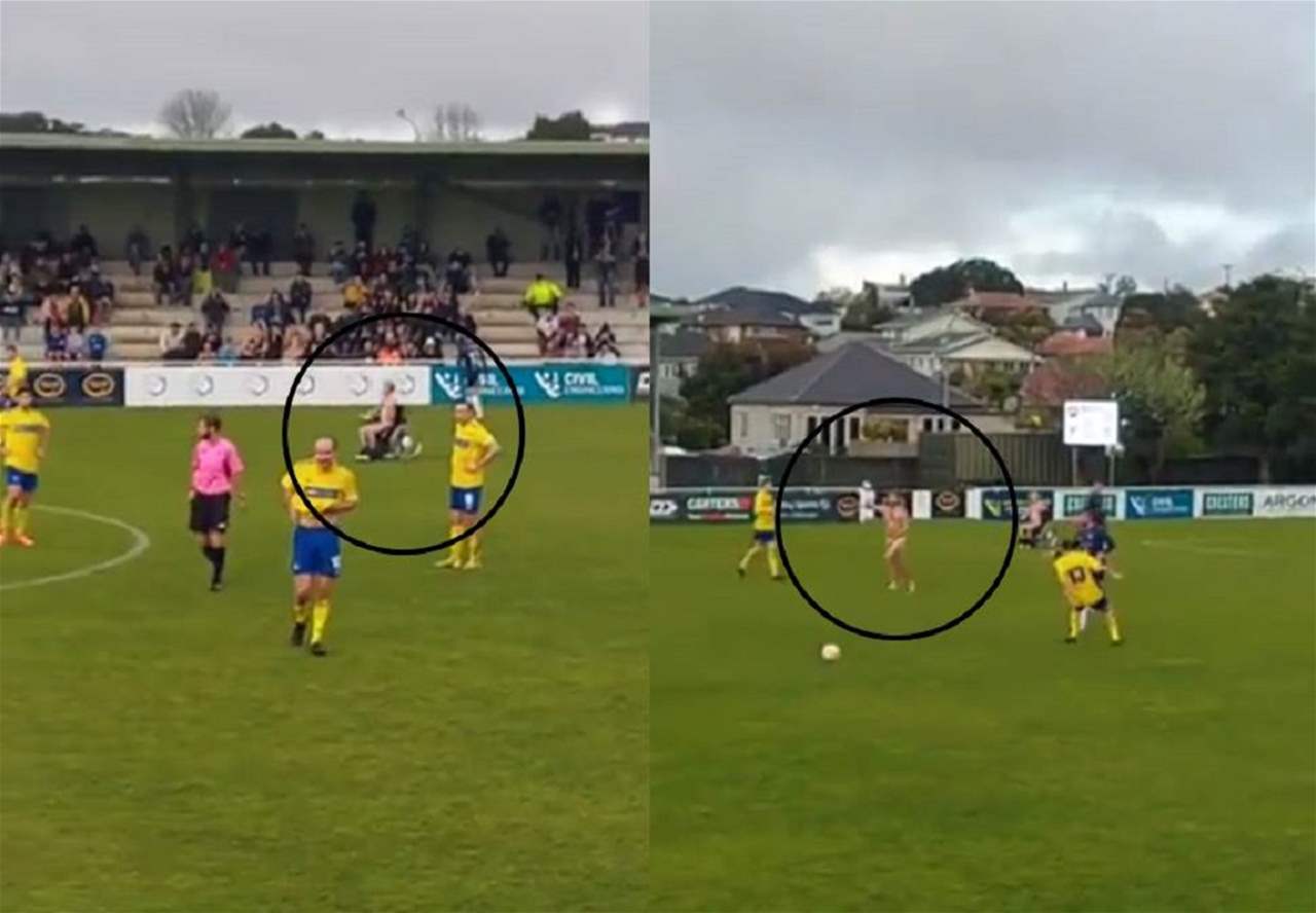 فيديو - عاريان أحدهما على كرسيّ يقتحمان الملعب