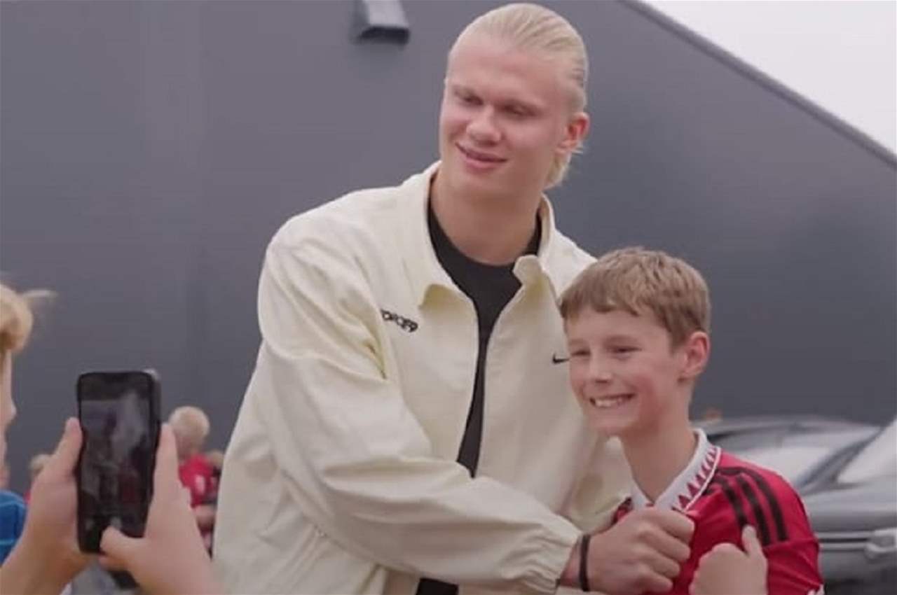 صورة - هالاند يُخفي شعار اليونايتد ويسمح بالسيلفي مع طفل