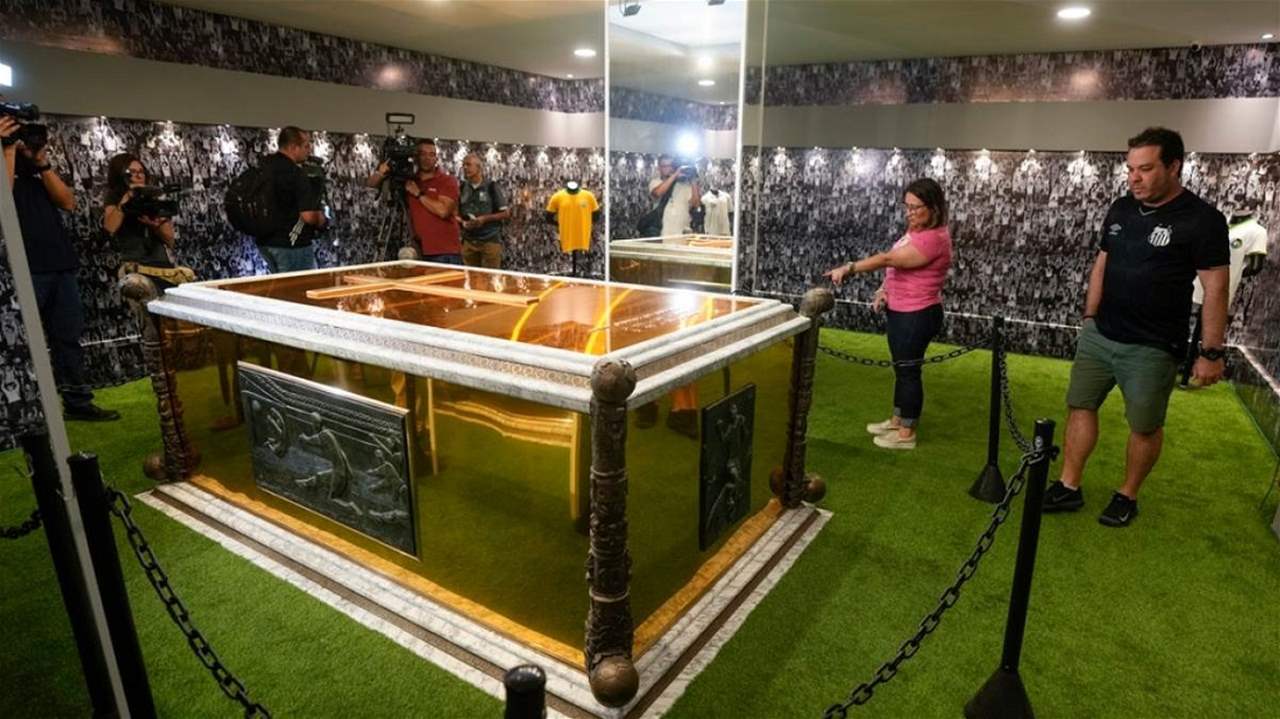 فيديو - ضريح بيليه الاسطوري يجتذب المحبين من العالم