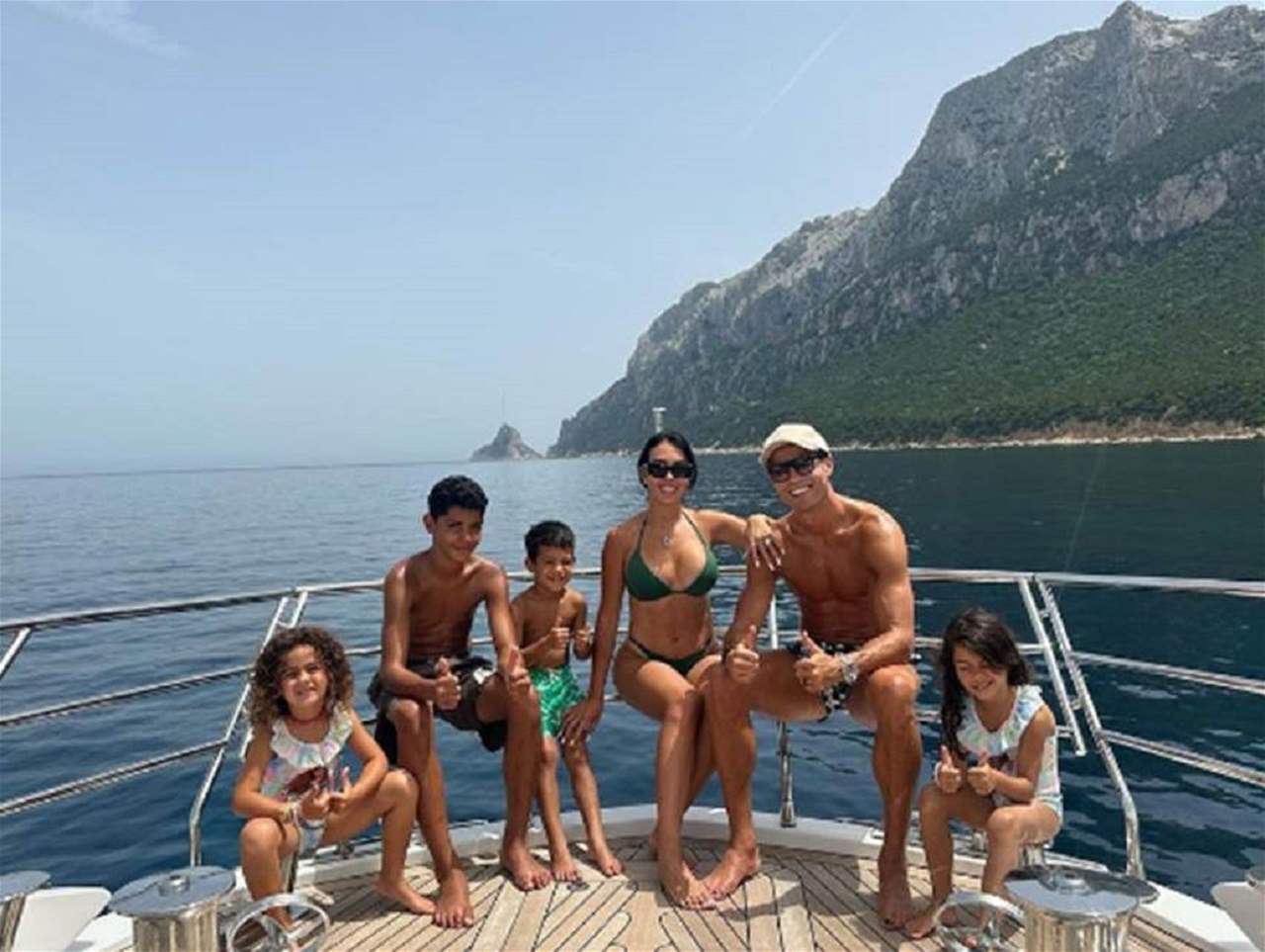 صور - رونالدو وجورجينا يضربان الاشاعات بصورة