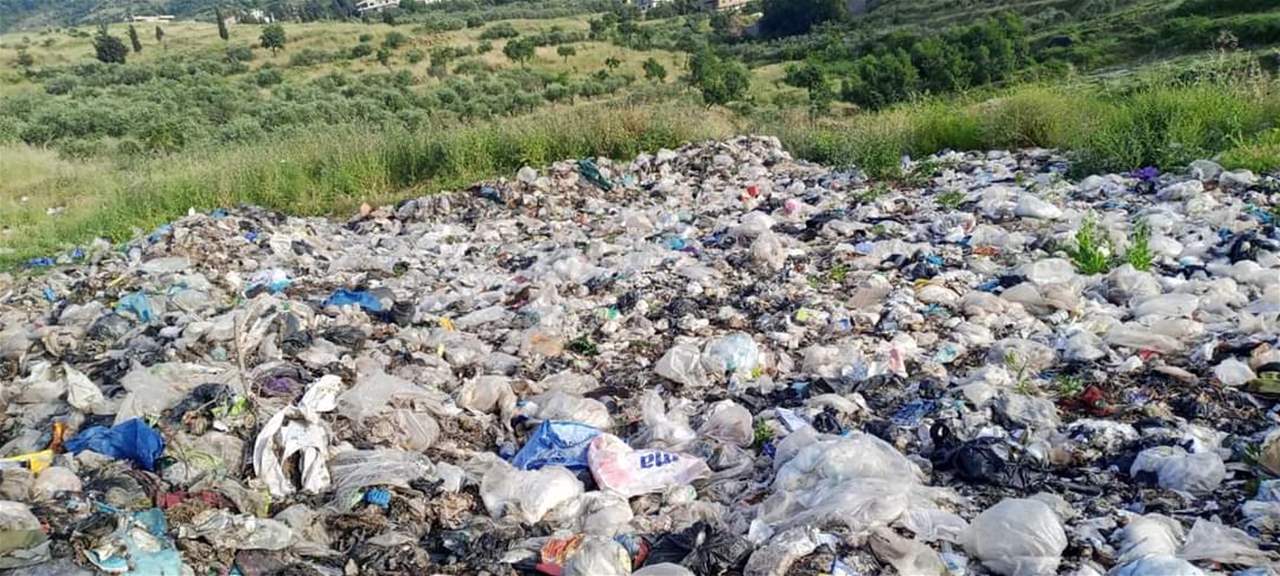 مكبات عشوائية واحراق نفايات بين المنازل في البيرة وخربة داوود بعكار والأهالي يناشدون المعنيين التدخل 