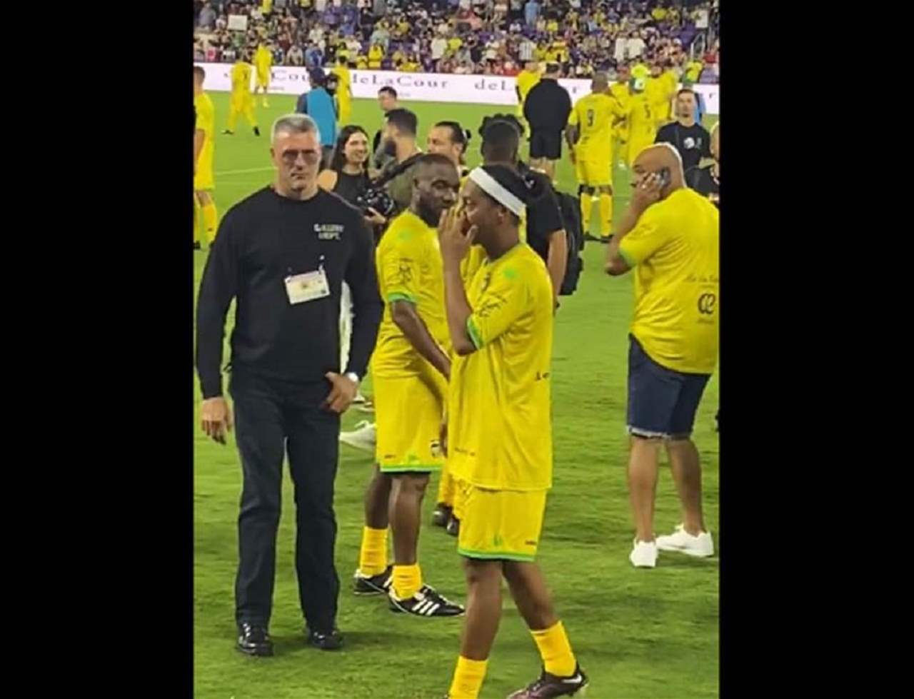 فيديو - غزاة الملعب يتسببون بإيقاف مباراة رونالدينيو وروبرتو كارلوس